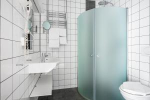 Ett badrum på Hotell och Restaurang Hovs Hallar