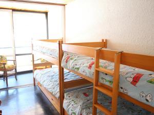 Lliteres en una habitació de Appartement Chamrousse, 2 pièces, 6 personnes - FR-1-549-41