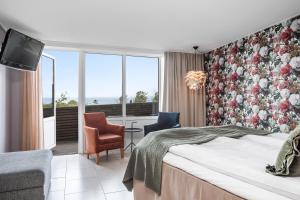 a hotel room with a bed and a balcony at Hotell och Restaurang Hovs Hallar in Båstad