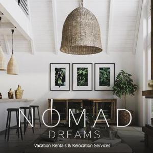 ein Wohnzimmer mit einem Schild, das Mietträume liest in der Unterkunft Nomad Dreams N2 in Cascais