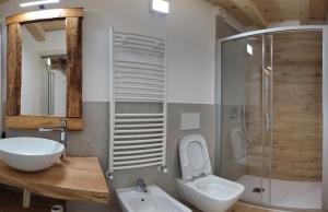 Kúpeľňa v ubytovaní Appartamento Profumo di Legno 022139-AT-010022