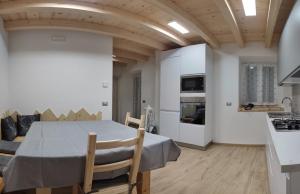 Kuchyňa alebo kuchynka v ubytovaní Appartamento Profumo di Legno 022139-AT-010022 + 21 fotografií