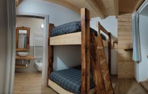 2 Etagenbetten in einem Zimmer mit Bad in der Unterkunft Appartamento Profumo di Legno 022139-AT-010022 in Pergine Valsugana