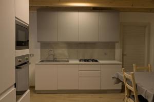 Kuchyňa alebo kuchynka v ubytovaní Appartamento Profumo di Legno 022139-AT-010022