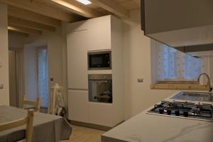 Kuchyňa alebo kuchynka v ubytovaní Appartamento Profumo di Legno 022139-AT-010022