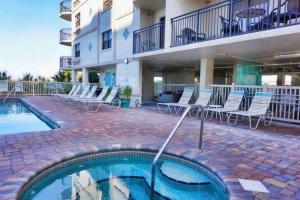 Gallery image of NEWLY Reno Beach Condo The beach is your backyard in St Pete Beach