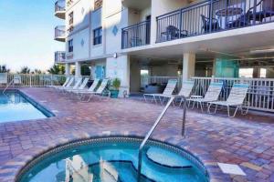 Πισίνα στο ή κοντά στο NEWLY Reno Beach Condo The beach is your backyard