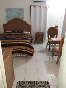 - une chambre avec un lit, une table et des chaises dans l'établissement Calinago Friendly Family Sxm, à Philipsburg