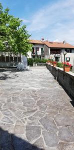 The building in which a vendégházakat is located
