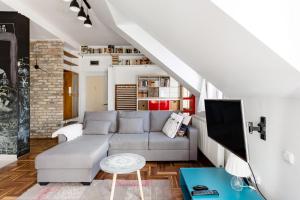 A seating area at Relax Into Loft Living At A Light-Filled City Escape