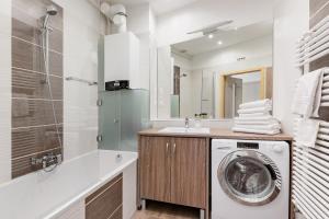 A bathroom at Relax Into Loft Living At A Light-Filled City Escape