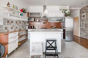 A kitchen or kitchenette at Relax Into Loft Living At A Light-Filled City Escape