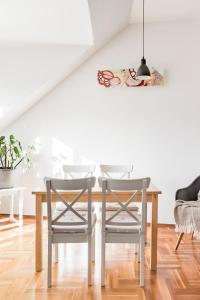 A seating area at Relax Into Loft Living At A Light-Filled City Escape