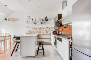 A kitchen or kitchenette at Relax Into Loft Living At A Light-Filled City Escape