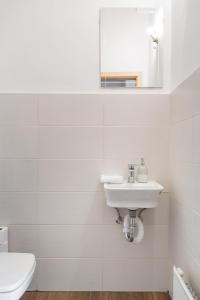 A bathroom at Relax Into Loft Living At A Light-Filled City Escape