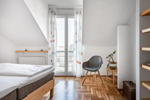 A bed or beds in a room at Relax Into Loft Living At A Light-Filled City Escape