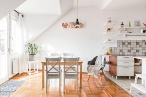 A seating area at Relax Into Loft Living At A Light-Filled City Escape