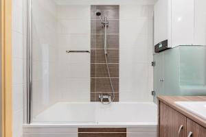 A bathroom at Relax Into Loft Living At A Light-Filled City Escape Még 30 kép