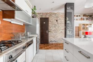 A kitchen or kitchenette at Relax Into Loft Living At A Light-Filled City Escape