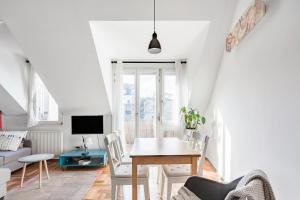 A television and/or entertainment centre at Relax Into Loft Living At A Light-Filled City Escape