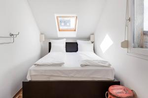 A bed or beds in a room at Relax Into Loft Living At A Light-Filled City Escape