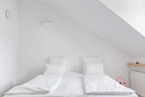 A bed or beds in a room at Relax Into Loft Living At A Light-Filled City Escape