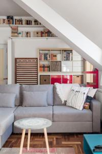 A seating area at Relax Into Loft Living At A Light-Filled City Escape