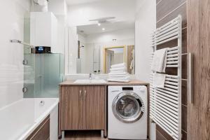 A bathroom at Relax Into Loft Living At A Light-Filled City Escape