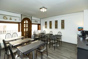 un ristorante con tavoli e sedie in una stanza di Dobó Vendégház a Eger