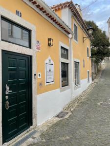 a green door on the side of a building at Sintra1012 Boutique Guesthouse in Sintra