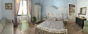 - une chambre avec un grand lit et un canapé dans l'établissement A casa di Stella, à Salerne