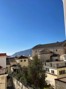 - une vue sur une ville avec des bâtiments dans l'établissement A casa di Stella, à Salerne