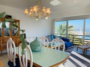 una sala da pranzo con tavolo e sedie e vista sull'oceano di Puerto Denia Harbour Views a Denia