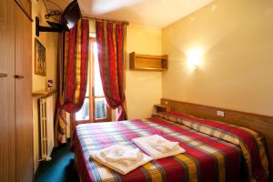 A bed or beds in a room at Hotel La Piazzetta
