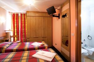 A bed or beds in a room at Hotel La Piazzetta