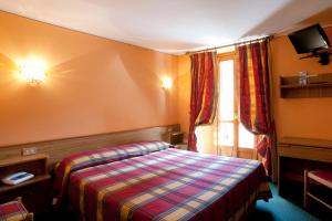 A bed or beds in a room at Hotel La Piazzetta Még 17 kép