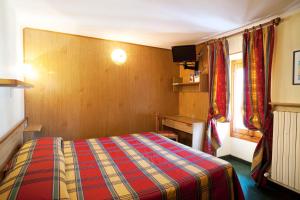 A bed or beds in a room at Hotel La Piazzetta