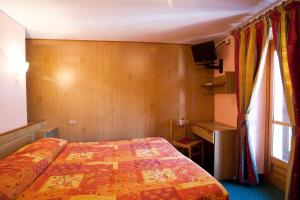 A bed or beds in a room at Hotel La Piazzetta