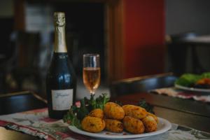 a table with a plate of food and a bottle of wine at Hotel Monte Carlo in Uruguaiana
