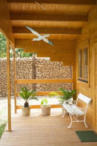 een houten veranda met een sterrenklok en een bank bij Hermoso Bungalow de madera in Sevilla