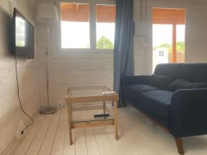 a living room with a blue couch and a table at Hermoso Bungalow de madera in Seville