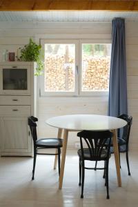 a table and chairs in a kitchen with a window at Hermoso Bungalow de madera in Seville