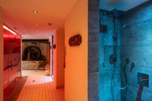 łazienka z kabiną prysznicową i kabiną prysznicową w obiekcie Beauty & Wellness Hotel Tirolerhof w mieście Nauders