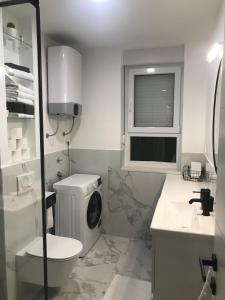 Koupelna v ubytování Central apartment/free parking/free wifi + 13 fotografií
