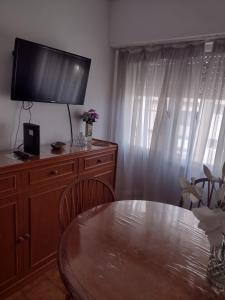 comedor con mesa y tocador con TV en Departamento centrico luminoso listo para disfrutar la mejor estadia en Mar del Plata