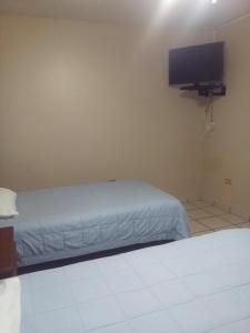Ein Bett oder Betten in einem Zimmer der Unterkunft DEPARTAMENTOS ESMERALDA