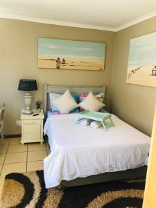 una camera da letto con un letto e un tavolo sopra di Cozy guest suite with private access a Roodepoort