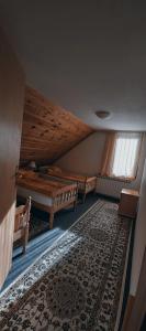 Zimmer im Dachgeschoss mit 2 Betten und einem Teppich in der Unterkunft Bed and Breakfast Vila Lala in Jahorina
