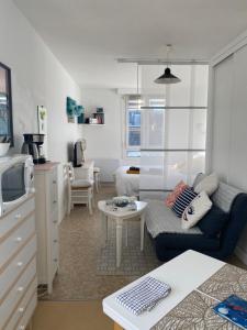 una sala de estar con un sofá y una mesa en Studio cocooning, en Saint-Malo 9 fotos más