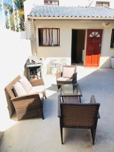 Area soggiorno di Cozy guest suite with private access